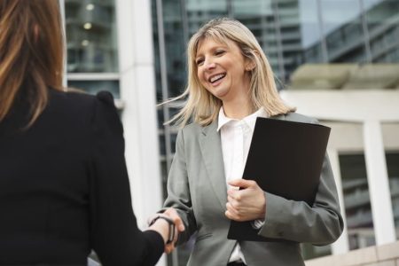 femmes-d-affaires-autonomes-travaillant-dans-la-ville (1) (1)