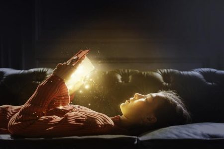 fille-lisant-d-un-livre-rougeoyant-magique (1) (1)