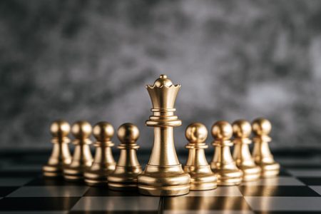 gold-chess-sur-le-jeu-d-echecs-pour-le-concept-de-leadership-metaphore-de-l-entreprise (1) (1)